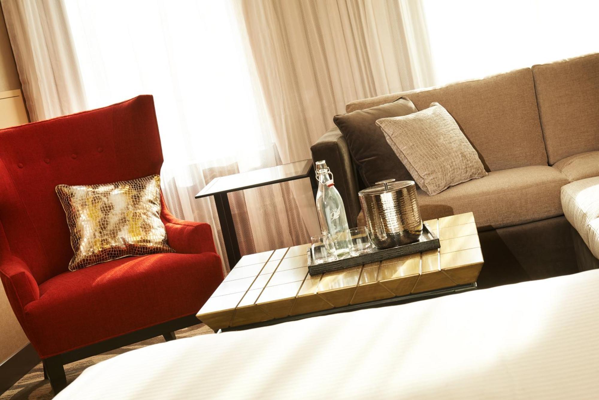 Metropolitan At The 9, Autograph Collection